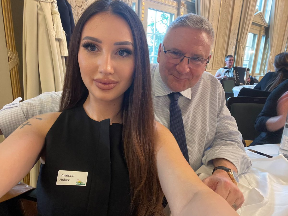 vivienne_huber's tweet image. Fraktionsessen der SVP

Ich wünsche euch allen eine wundervolle Vorweihnachtszeit! Geniesst die besinnlichen Tage im Kreise euer Liebsten.🕯️💫
#Team #SVP #Fraktion