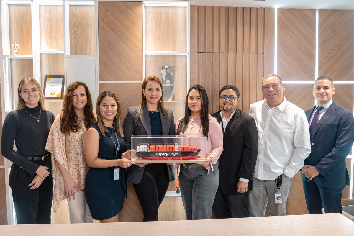Recibimos con mucho agrado al equipo de <a href="/HapagLloydAG/">Hapag-Lloyd AG</a>, quienes nos obsequiaron un hermoso buque a escala como símbolo de nuestra sólida relación comercial.
Fue un encuentro productivo, que nos permitió reafirmar nuestro compromiso de seguir construyendo alianzas estratégicas. 🚢