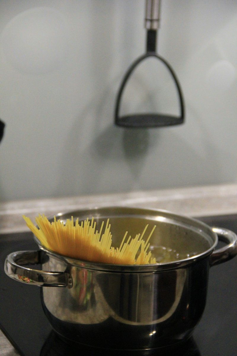 BlessKEssent's tweet image. Tip: To stop pasta from sticking, stir during the first 2 minutes — that’s the critical window!
 blessedkitchenessentials.com

#CookingTips #PastaHack #KitchenTricks #HomeChefTip #BetterCooking #KitchenKnowledge #FoodTips #CookingBasics #SmartCooking #KitchenWins