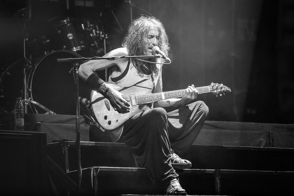 Robe Iniesta fue un extremeño de #Plasencia orgulloso de serlo. Vivió como quiso, cantó como pudo, escribió con don y nos regaló su infinito talento.

Los extremeños le agradecemos que nos pusiera en el mapa con sus protestas.

Ojalá sea tan libre allá como libre fue aquí.