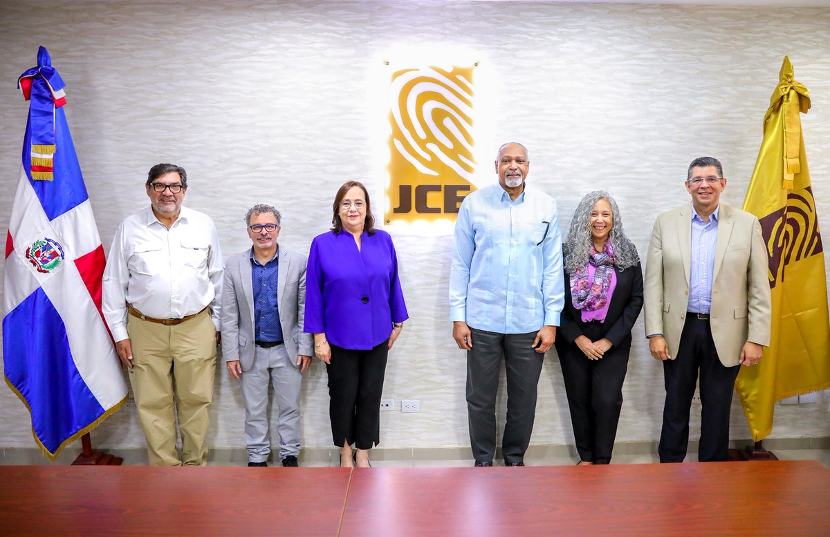 juntacentral's tweet photo. Una delegación del Centro de Asesoría y Promoción Electoral (#CAPEL) del @IIDHoficial, encabezada por Sofía Vincenzi (@svincenzi66), coordinadora, luego de reunirse con el #PlenoJCE este martes, socializa este miércoles con el cuerpo directivo de la institución los resultados preliminares del estudio sobre abstencionismo electoral en la República Dominicana: voto nacional y en el exterior.
En la presentación, además de Vincenzi, participó como investigador principal, Luis Mario Rodríguez, acompañado de los investigadores, Óscar Picardo, Ronald Afaro y Jenny Torres.
Para este estudio, en marzo del presente año, el #PlenoJCE firmó un convenio de cooperación junto al @IIDHoficial y el objetivo del mismo es obtener información útil para el diseño de estrategias que fomenten una mayor participación ciudadana en futuros procesos electorales.