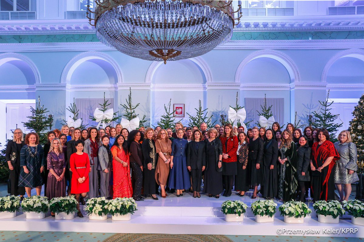 prezydentpl's tweet photo. Pierwsza Dama Marta Nawrocka zorganizowała w Pałacu Prezydenckim świąteczne przyjęcie na które przybyły Panie Ambasador i Małżonki Szefów Misji Dyplomatycznych akredytowanych w Polsce.

💬 Jest to zarówno wydarzenie dyplomatyczne, jak i okazja, by podkreślić więzi zaufania, szacunku i współpracy, które łączą Polskę z krajami przez Panie reprezentowanymi. Są to również więzi międzyludzkiej sympatii, które udaje się nam budować osobiście. Chcę serdecznie podziękować za to, że pełniąc swoją misję, ofiarowują Panie Polsce wiele serca, życzliwości i zaangażowania - podkreśliła w swoim wystąpieniu Pierwsza Dama Marta Nawrocka.