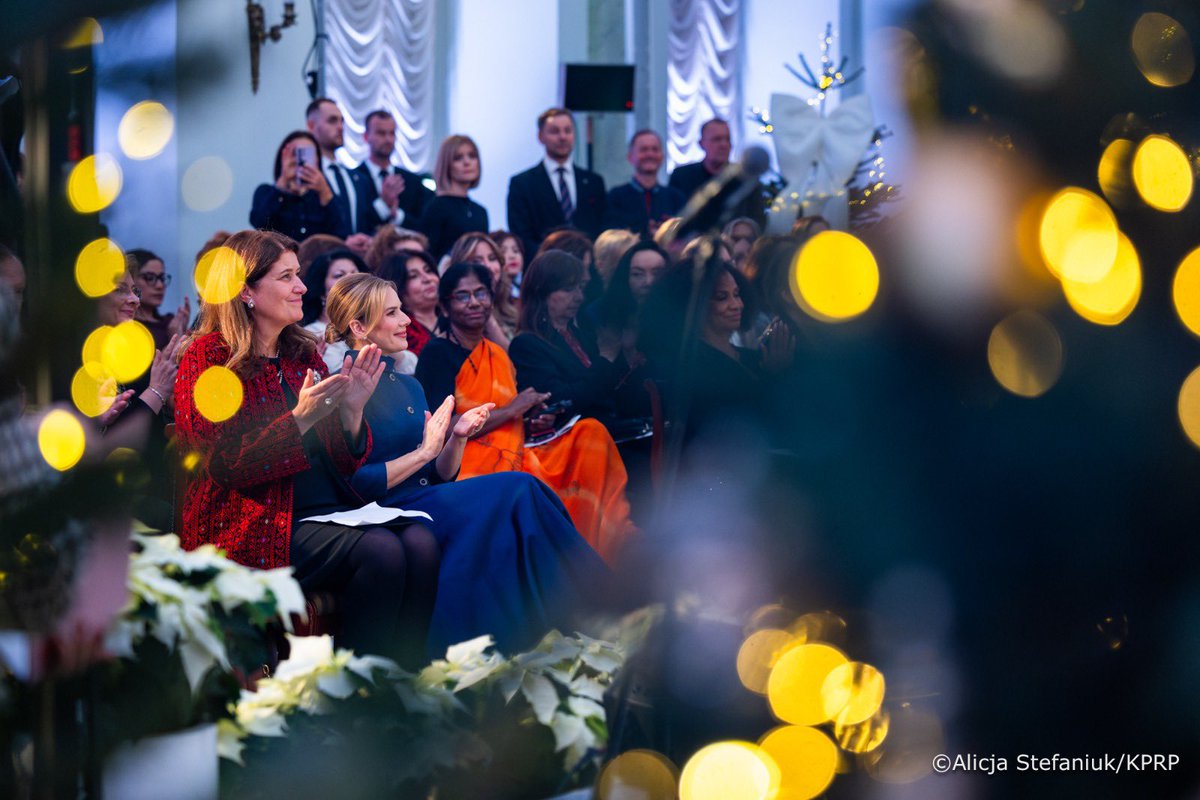 prezydentpl's tweet photo. Pierwsza Dama Marta Nawrocka zorganizowała w Pałacu Prezydenckim świąteczne przyjęcie na które przybyły Panie Ambasador i Małżonki Szefów Misji Dyplomatycznych akredytowanych w Polsce.

💬 Jest to zarówno wydarzenie dyplomatyczne, jak i okazja, by podkreślić więzi zaufania, szacunku i współpracy, które łączą Polskę z krajami przez Panie reprezentowanymi. Są to również więzi międzyludzkiej sympatii, które udaje się nam budować osobiście. Chcę serdecznie podziękować za to, że pełniąc swoją misję, ofiarowują Panie Polsce wiele serca, życzliwości i zaangażowania - podkreśliła w swoim wystąpieniu Pierwsza Dama Marta Nawrocka.