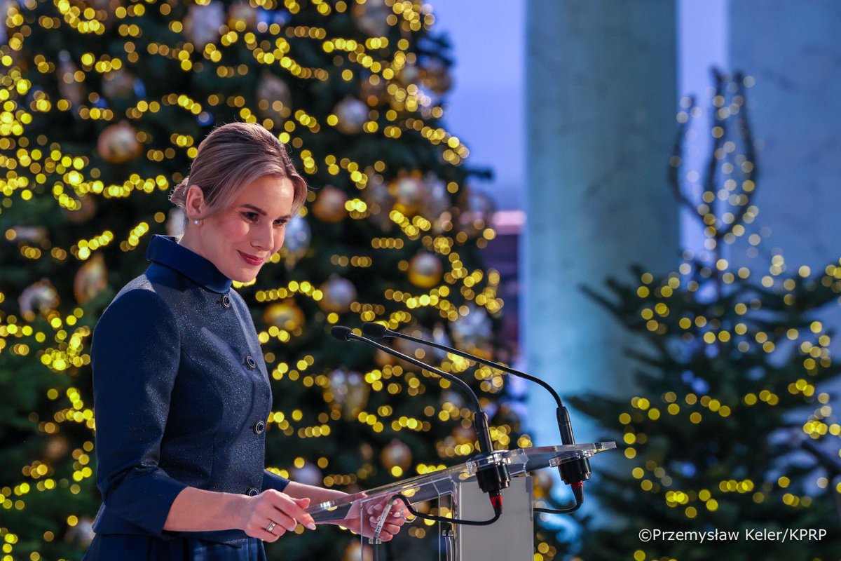 prezydentpl's tweet photo. Pierwsza Dama Marta Nawrocka zorganizowała w Pałacu Prezydenckim świąteczne przyjęcie na które przybyły Panie Ambasador i Małżonki Szefów Misji Dyplomatycznych akredytowanych w Polsce.

💬 Jest to zarówno wydarzenie dyplomatyczne, jak i okazja, by podkreślić więzi zaufania, szacunku i współpracy, które łączą Polskę z krajami przez Panie reprezentowanymi. Są to również więzi międzyludzkiej sympatii, które udaje się nam budować osobiście. Chcę serdecznie podziękować za to, że pełniąc swoją misję, ofiarowują Panie Polsce wiele serca, życzliwości i zaangażowania - podkreśliła w swoim wystąpieniu Pierwsza Dama Marta Nawrocka.