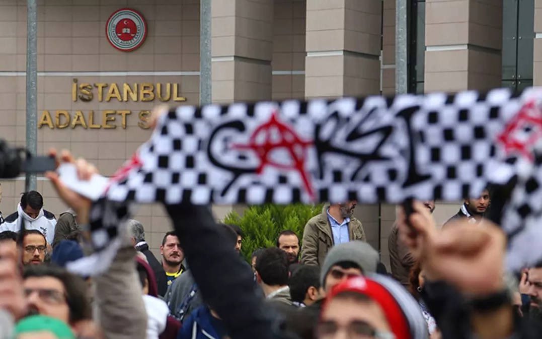 tribun_bjk's tweet photo. Bu Cuma, 23 Mayıs 2024’te Beşiktaş ile Trabzonspor arasında oynanan Türkiye Kupası final mücadelesi öncesinde, kendi imkanlarıyla İstanbul’un çeşitli ilçelerinden stadyuma ulaşım için birliktelik oluşturan taraftarlarımızla ilgili bir duruşma yapılacaktır. Kulübümüz ve kulübümüzle birlikte çalışan avukatlarımız; suç unsuru bulunmayan, şahsi olarak hiçbir kimseye isnat edilemeyen bir gerekçeyle ifadeleri alınan ve yargılanacak olan taraftarlarımızın yanında olmalıdır. Tamamen keyfi biçimde uygulanan yaptırımların sona erdirilmesini talep ediyoruz. Bir otobüs, Beşiktaş için koşturan genç; bu tribün ve camia için çok şey ifade etmektedir… @besavder #çArşıCezalaraKarşı