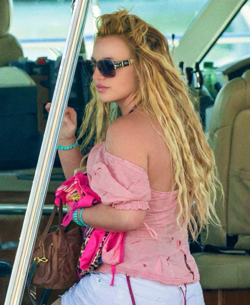 Britney Spears spotted by paparazzi, looking stunning.