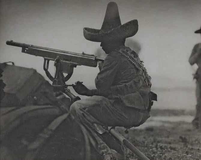 El origen de la palabra “CHINGÓN” en México

Se cuenta que el término “CHINGÓN” nació durante la Revolución Mexicana (1910–1920), entre los operadores de ametralladoras del ejército villista.

Algunas de estas armas tenían grabado en un costado: “Browning Machine Gun Co.”

Los