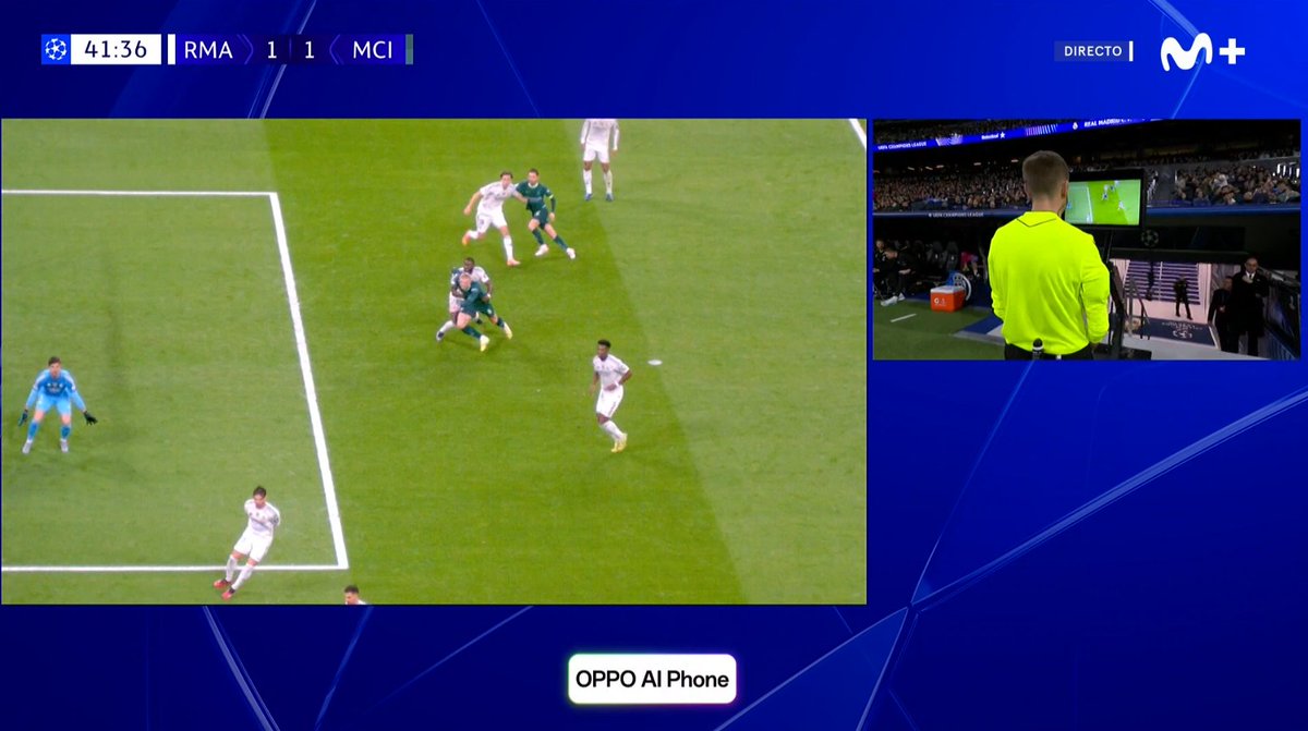 ArchivoVAR's tweet image. 🖥️💥 Segunda intervención del VAR en el Santiago Bernabéu.

👉🏻 Rudiger sujeta por la cintura a Haaland de forma reiterada dentro del área, impidiéndole jugar el balón.

✅ 𝗘𝗦 𝗣𝗘𝗡𝗔𝗟𝗧𝗜.

▪️ De nuevo, el colegiado francés tuvo que ser corregido por el vídeo-arbitraje.
