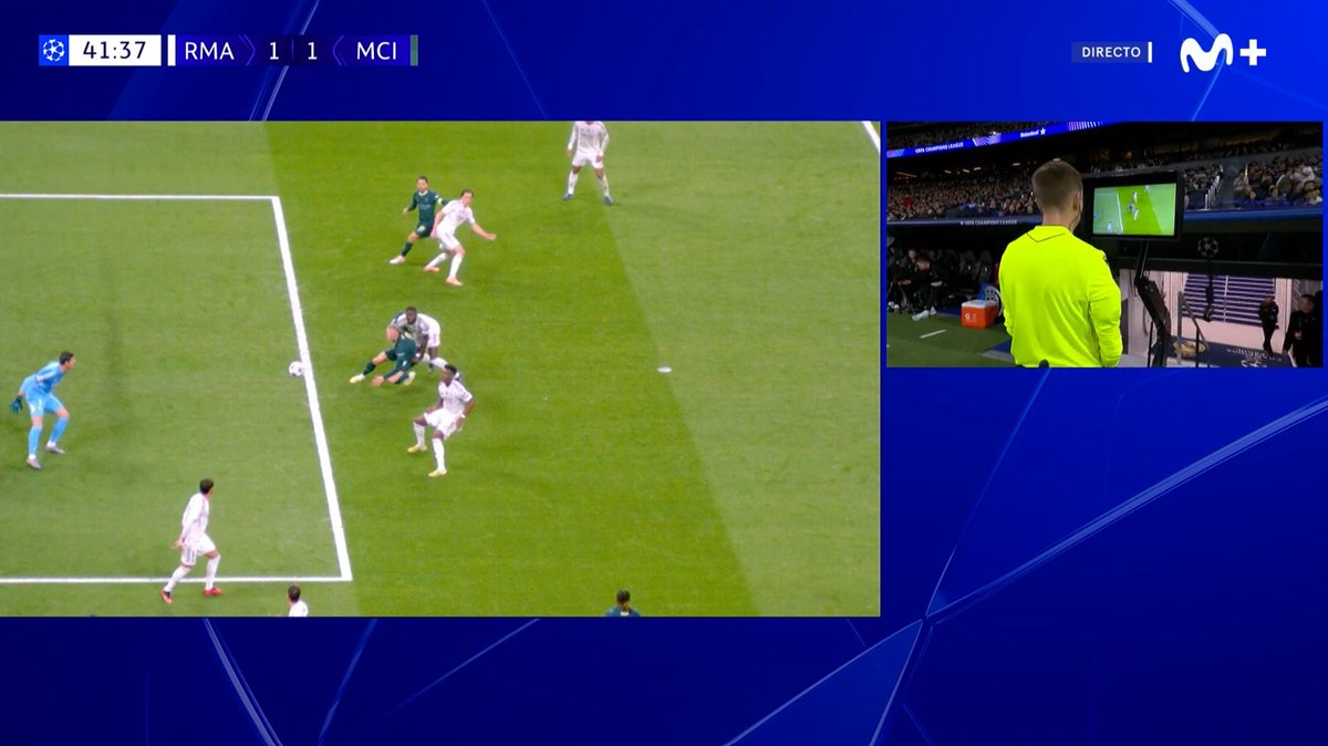 ArchivoVAR's tweet image. 🖥️💥 Segunda intervención del VAR en el Santiago Bernabéu.

👉🏻 Rudiger sujeta por la cintura a Haaland de forma reiterada dentro del área, impidiéndole jugar el balón.

✅ 𝗘𝗦 𝗣𝗘𝗡𝗔𝗟𝗧𝗜.

▪️ De nuevo, el colegiado francés tuvo que ser corregido por el vídeo-arbitraje.