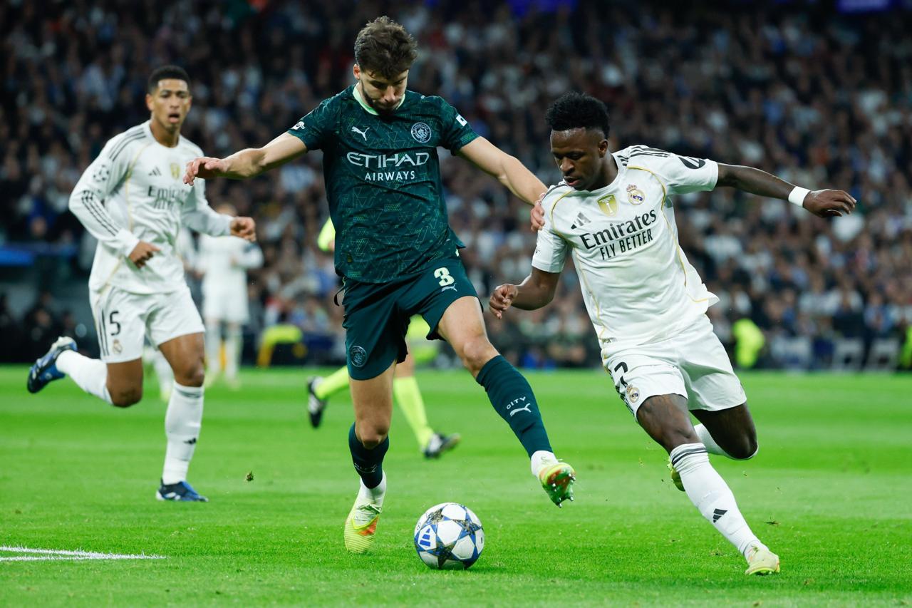 نهاية الشوط الأول. مانشستر سيتي يقلب الطاولة على ريال مدريد في عقر داره وأمام جماهيره ويتفوق عليه 2-1. رودريغو الصائم عن التهديف افتتح التسجيل لـ"الملكي" وعادل أوريلي النتيجة لـ"السماوي" ثم ضاعف الغلة هالاند من ركلة الجزاء 