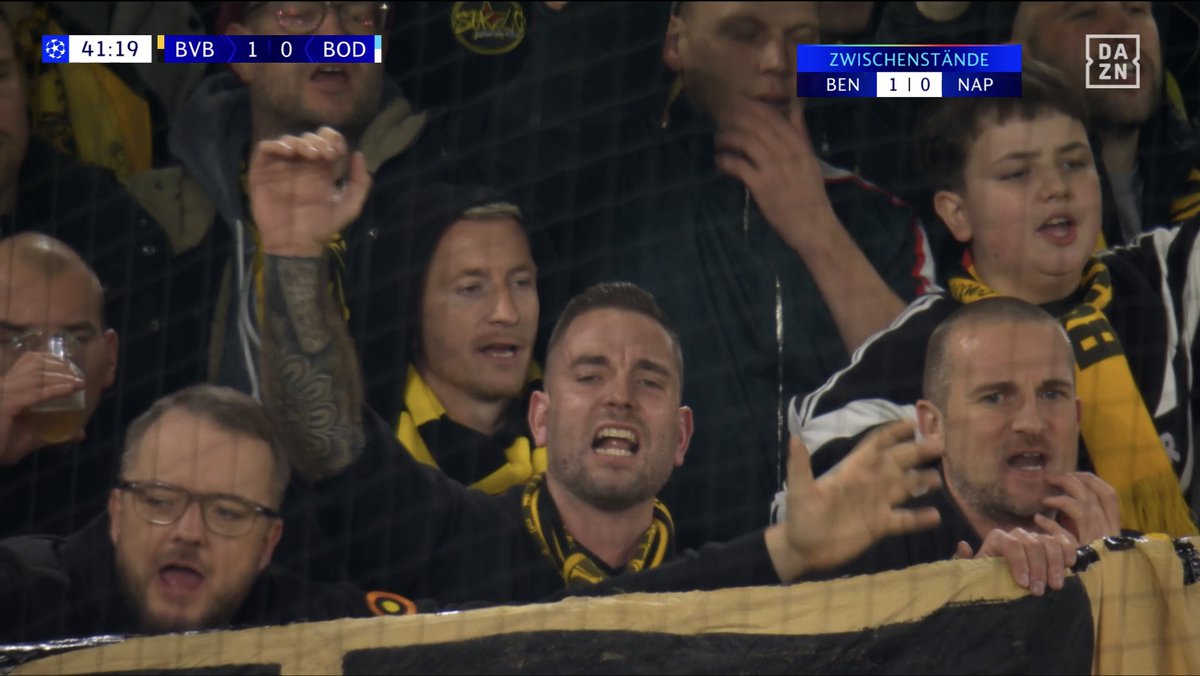 sombrerogr's tweet image. Ο Μάρκο Ρόις βρίσκεται σήμερα στο γήπεδο της Ντόρτμουντ, κι απ' όλες τις πιθανές επιλογές που είχε ως θρύλος του συλλόγου, αυτός επέλεξε να δει το ματς όρθιος από το πέταλο.