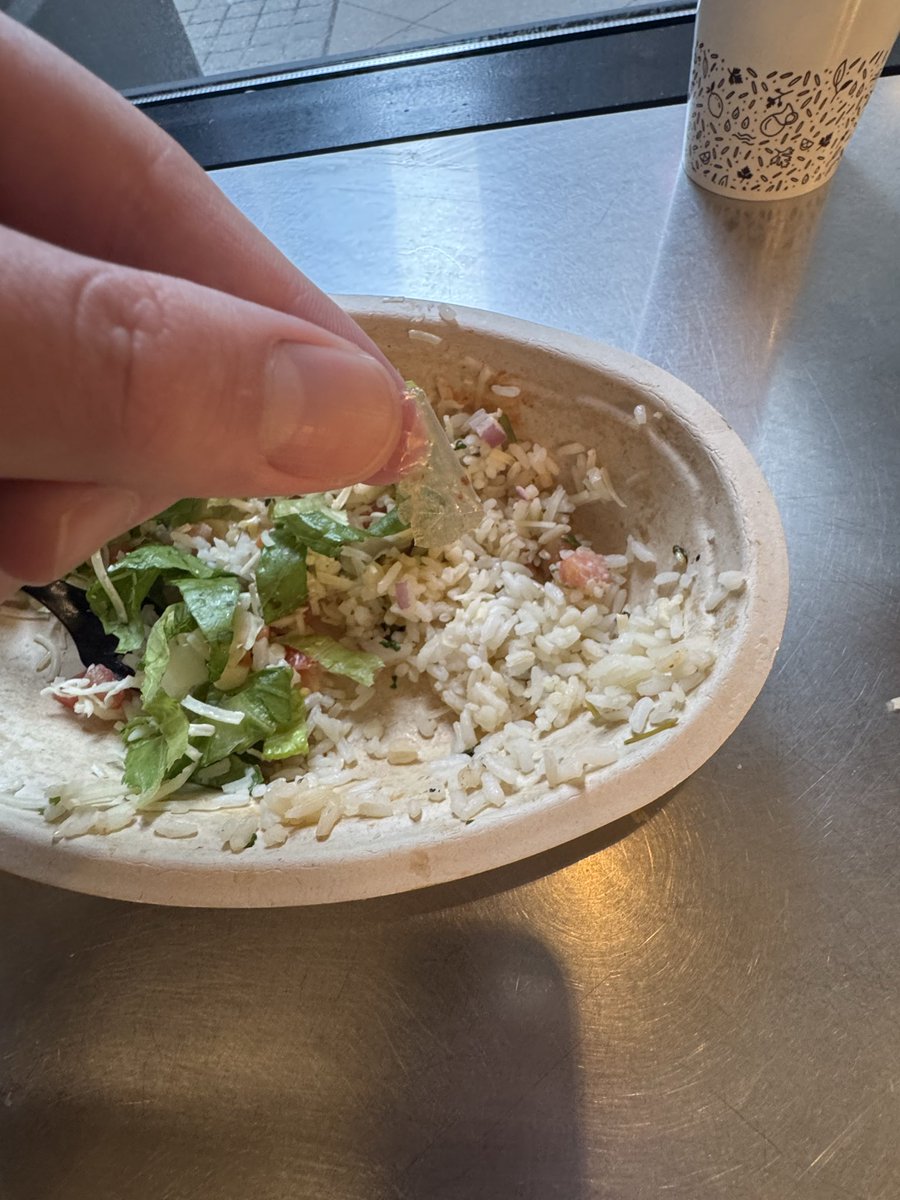 docsweetz's tweet photo. @ChipotleTweets I just found literal plastic in my chipotle bowl, when I showed the staff up front, quietly, they simply replied thanks for letting us know. 

In my opinion, I think that’s terribly unprofessional. Any assistance here? https://t.co/5aShOJqYNE