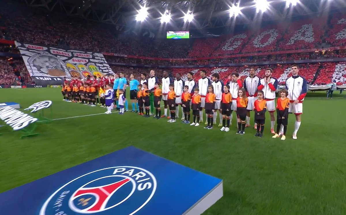 ideiazabaldub's tweet photo. Gaur San Mames galaz jantzi da PSG hartzeko, begira ze tifo eta mosaiko ederra osatu duten partida hasieran:

«Bagire, Bagara, bagare, bagera.
Ekin eta bultza denok batera!»

#AthleticPSG https://t.co/OvCkNDlYIm