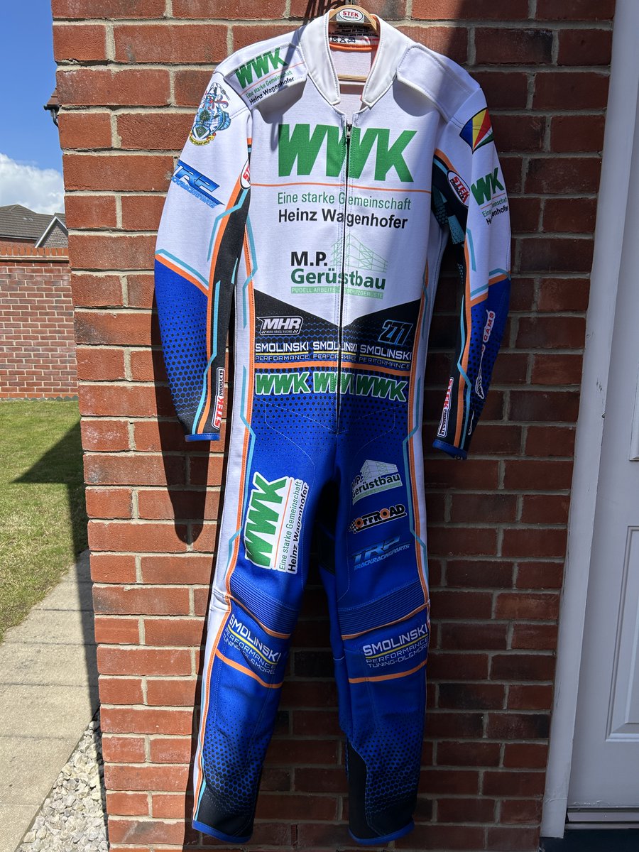 Christmas countdown 🎅🏼🎄 Need a race suit? Look no further. Here's one I did for Mario Häusl earlier in the season. Welcome to the UK Mario, and good luck next year 🕺🏼 stekproducts.com 🏁