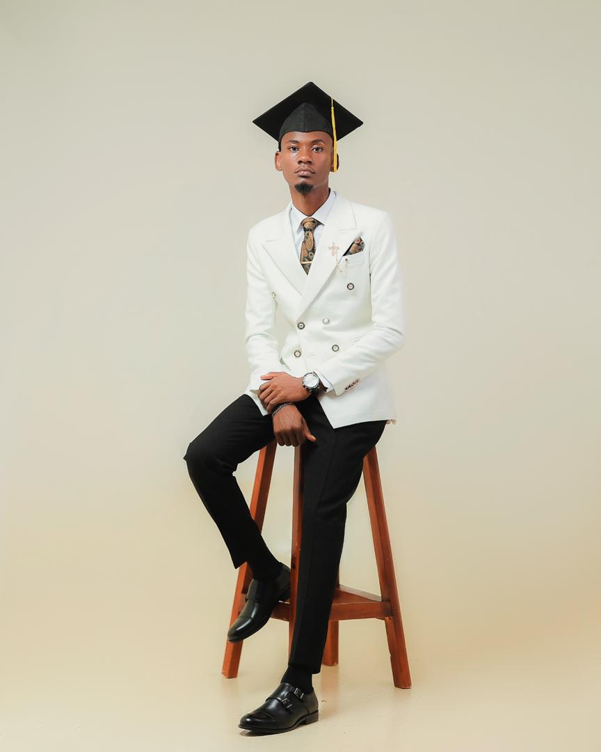 ArindaAshel's tweet photo. He showed me the way, then I followed. Congratulations my brother.
He is my papa, @galacticalKYU @stuartasha7  More achievements bro.

#kyU21stGrad https://t.co/JDsV8BNHeA