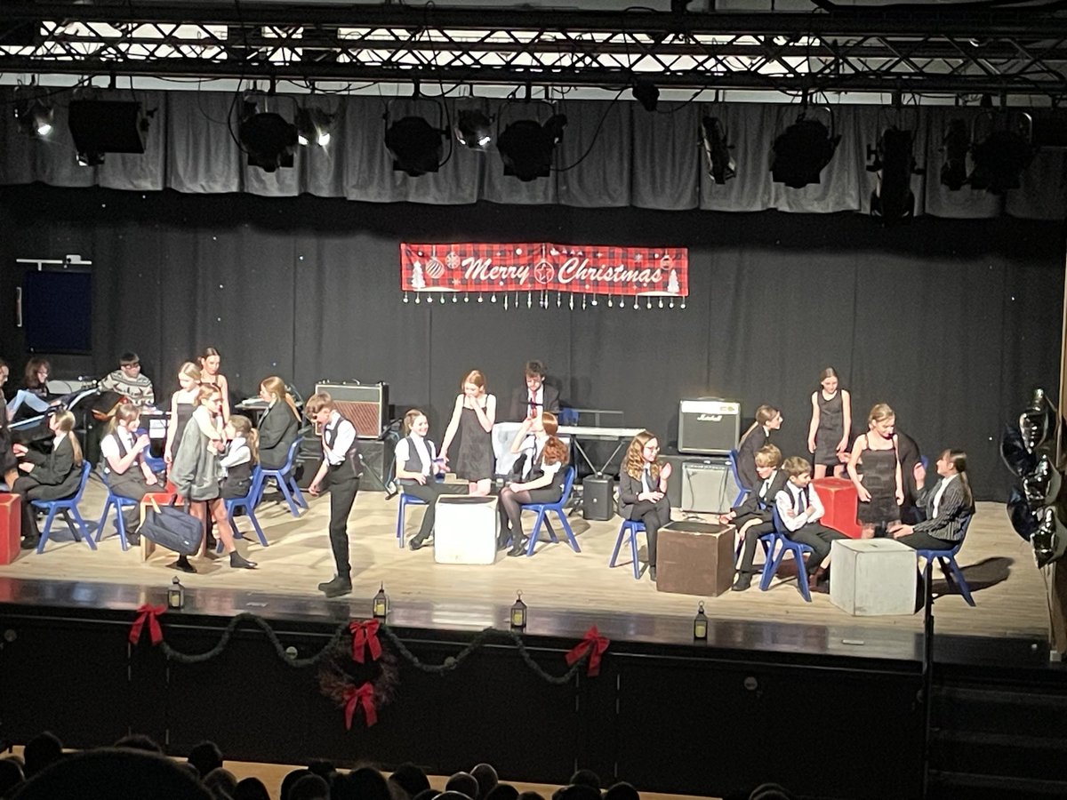 PATCarletonHigh's tweet image. We started off our Christmas Extravaganza with the glitz and glamour of the 1920s and Bugsy Malone - watch out for those candy canes! A fabulous performance by our cast! 
#CHSChristnasExtravaganza #BugsyMalone #schoolshow