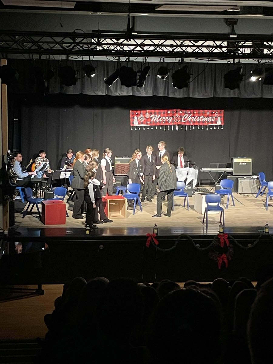 PATCarletonHigh's tweet image. We started off our Christmas Extravaganza with the glitz and glamour of the 1920s and Bugsy Malone - watch out for those candy canes! A fabulous performance by our cast! 
#CHSChristnasExtravaganza #BugsyMalone #schoolshow