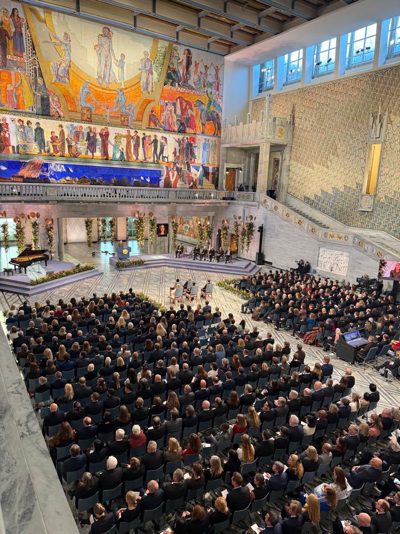 IRI_es's tweet image. 1/ El @NobelPrize lo ha dejado claro hoy: los dictadores pueden silenciar a las personas, pero no a las ideas. La democracia es una elección y millones de personas siguen eligiendo el valor.