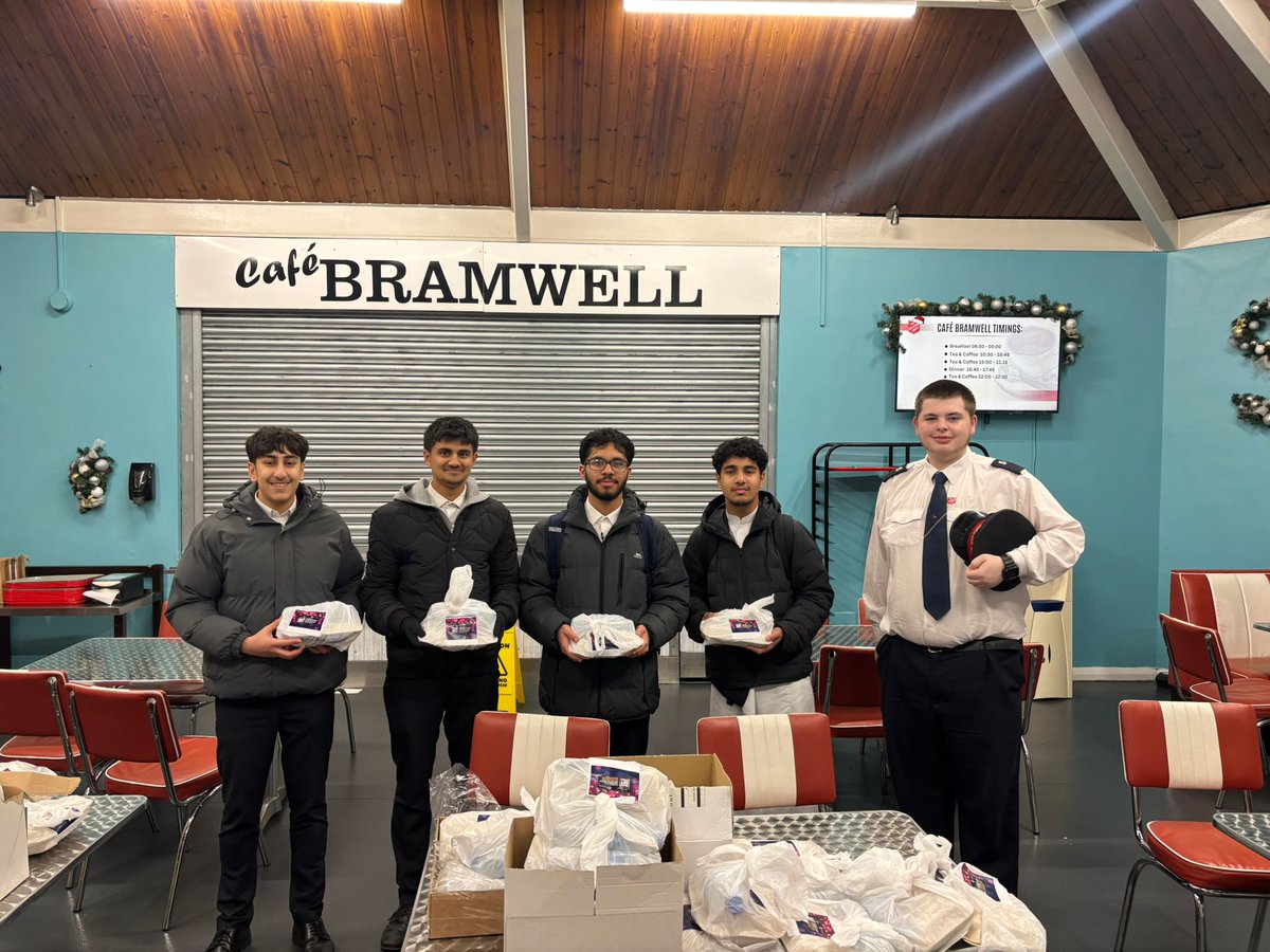 tauheedulboys's tweet image. HUGE well done to our TB6 students, staff &amp;amp; parent Shuraa who ran a heart-warming soup kitchen in town centre, shared food packs, prepared survival kits, gave sleeping bags &amp;amp; warm clothing for those in need. Spreading kindness and making a real difference!
😊
#WinterGiftProgramme