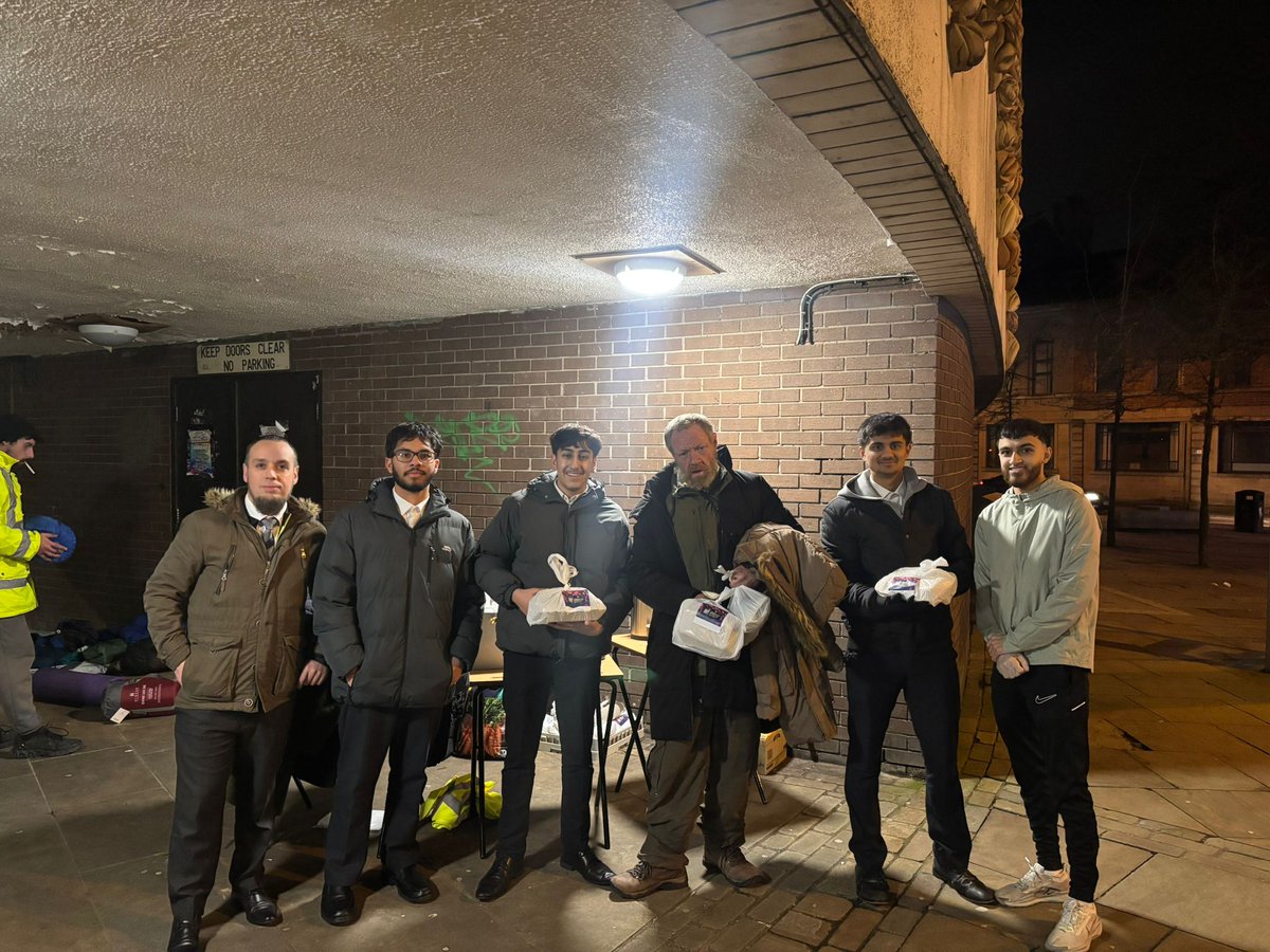 tauheedulboys's tweet image. HUGE well done to our TB6 students, staff &amp;amp; parent Shuraa who ran a heart-warming soup kitchen in town centre, shared food packs, prepared survival kits, gave sleeping bags &amp;amp; warm clothing for those in need. Spreading kindness and making a real difference!
😊
#WinterGiftProgramme