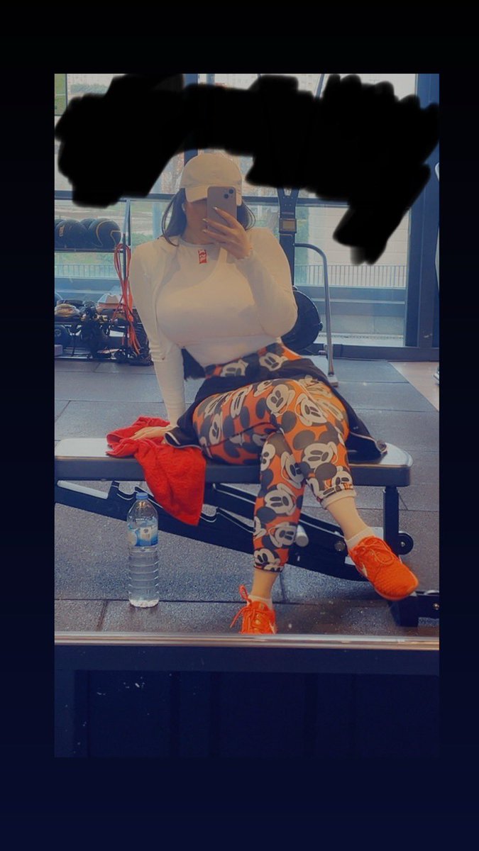 arezeme's tweet image. Yıl 2025 benim hala arka planı gizleme tekniği 🤣🤣🤣