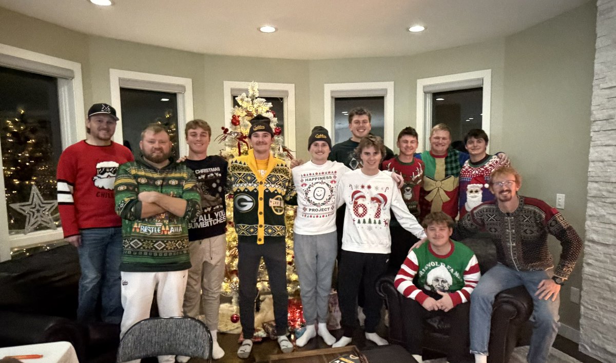 Merry Christmas from our Cobber Golf family to yours! We wish you all a wonderful holiday season and a new year filled with fairways and flushed irons! #rollcobbs🌽⛳️ #pulltogether