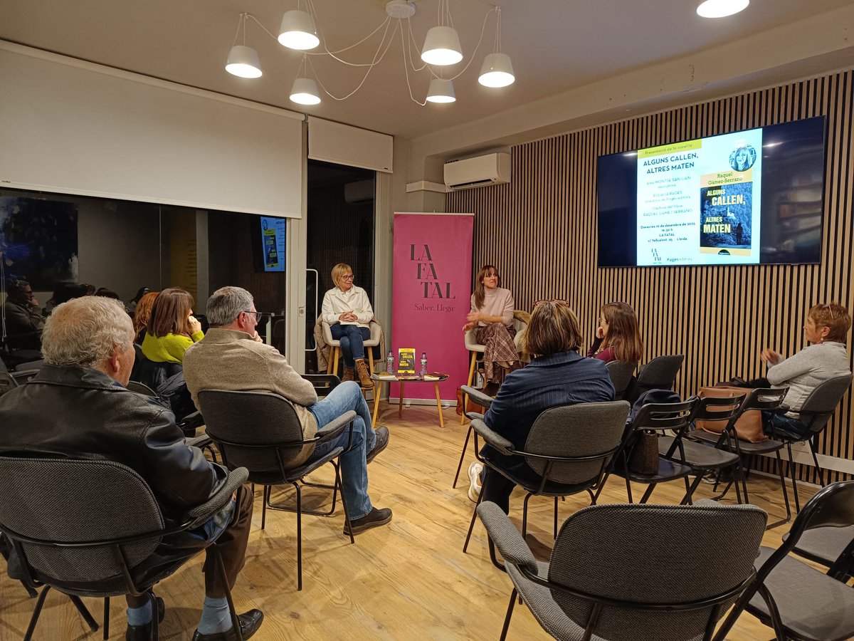 LaFatal_'s tweet photo. A la presentació d’ “Alguns callen, altres maten”, la @Raquel_GSerrano ha tingut com a amfitriona de luxe la Montse Sanjuán.
Quines dues! https://t.co/e55H0hWmeC