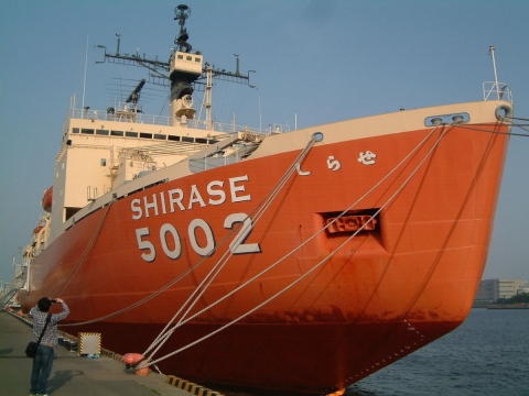 toshizostarfort's tweet photo. 初代しらせは退艦した後、海上自衛隊からある会社に引き取られました。 #SHIRASE と改称され気象観測を行いました。引き取った会社はどこでしょう？

#南極観測船 初代「#しらせ」が進水（1981年12月11日） 
https://t.co/DS4j3xtB2P 
#今日は何の日 #艦船 #船舶 https://t.co/xZFs4ROCGK