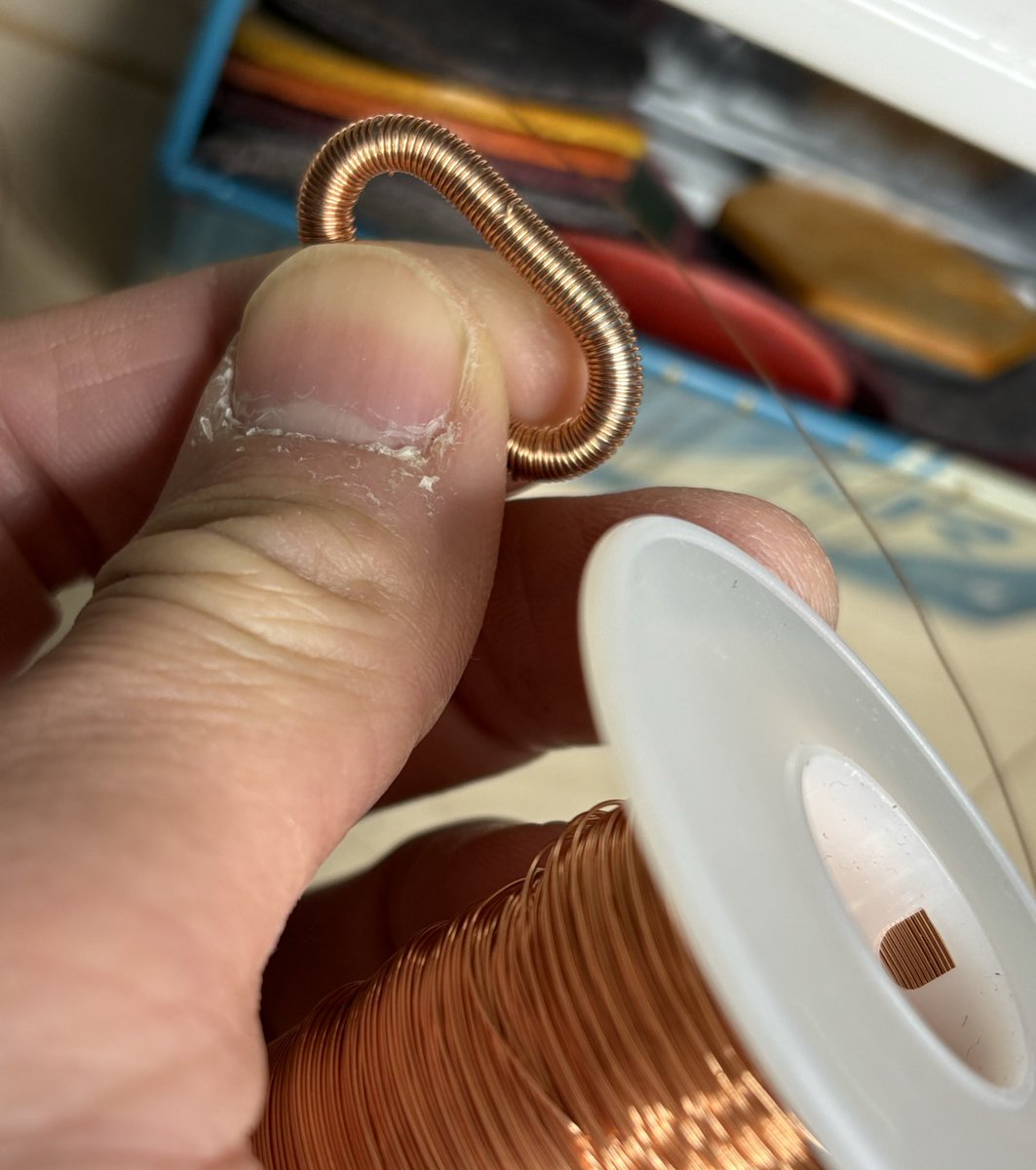 PAPPWTHMSN's tweet photo. おはです😆今朝活はコイル金具作成💡銅線を0.1ミリから0.3ミリ幅の太さに変更👌こちらのトルコ時計様はバラクーダというモデル名でした...オリエントさんでいうカマスっすナッ👀🐟とりま、バラクーダ様に合わせるオリジナルストラップを作成開始しました🫡
#quantumwatches
#Turkishwatch
#オリエン党 https://t.co/t5TF4B1HXU
