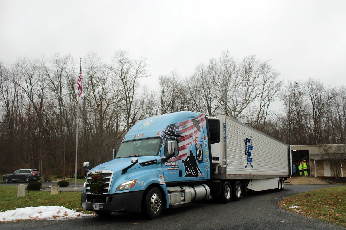 CEIOHIO's tweet image. Continental was honored to make a special wreath delivery to Graceland Cemetery this morning.
This is CE's 5th year on the @WreathsAcross Honor Fleet. We'd like to thank the Shelby County Historical Society for their dedication to honoring our local veterans this holiday season.