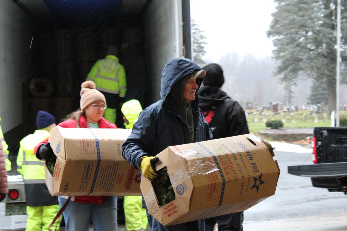 CEIOHIO's tweet image. Continental was honored to make a special wreath delivery to Graceland Cemetery this morning.
This is CE's 5th year on the @WreathsAcross Honor Fleet. We'd like to thank the Shelby County Historical Society for their dedication to honoring our local veterans this holiday season.