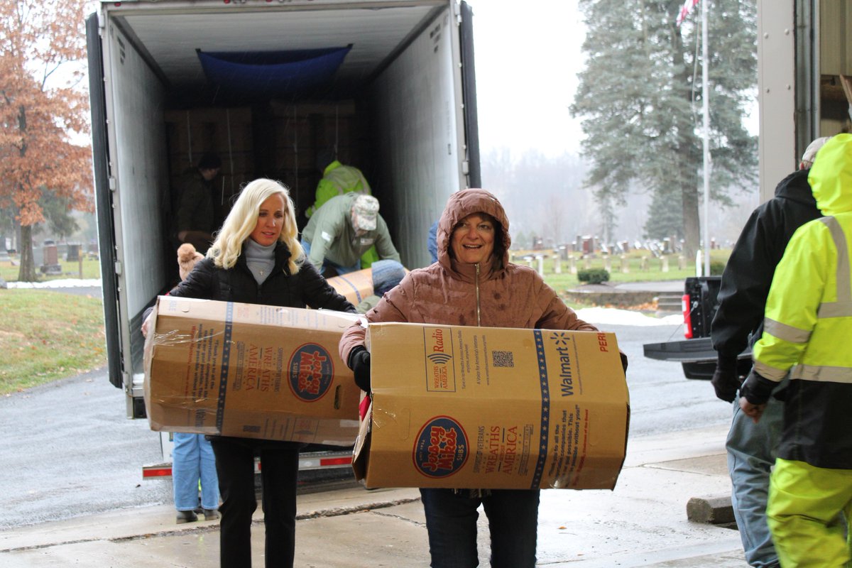 CEIOHIO's tweet image. Continental was honored to make a special wreath delivery to Graceland Cemetery this morning.
This is CE's 5th year on the @WreathsAcross Honor Fleet. We'd like to thank the Shelby County Historical Society for their dedication to honoring our local veterans this holiday season.