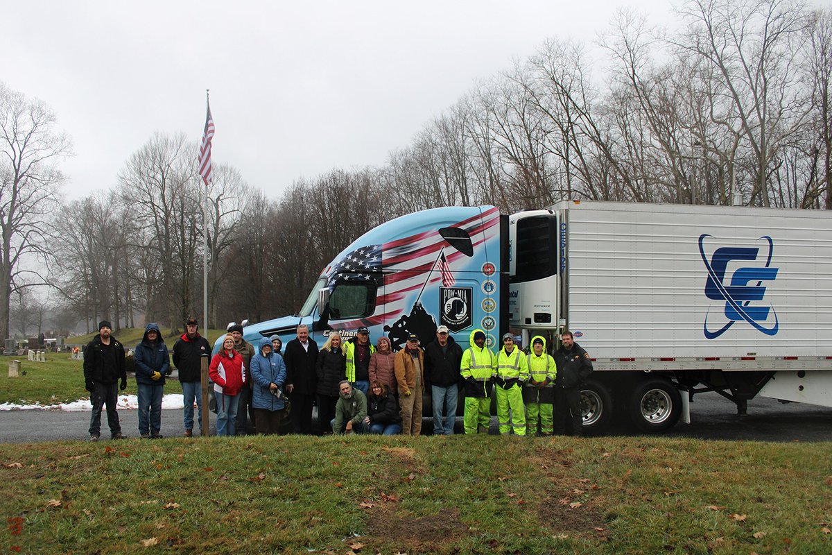 CEIOHIO's tweet image. Continental was honored to make a special wreath delivery to Graceland Cemetery this morning.
This is CE's 5th year on the @WreathsAcross Honor Fleet. We'd like to thank the Shelby County Historical Society for their dedication to honoring our local veterans this holiday season.