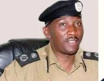 imranshamran25's tweet photo. @AKasingye @JudithNabakoob1 @FredEnanga1 Olowoza lwaki buli mwogezi wa poliisi alondebwa abera alimbanyo okusinga gwadidde mubigere❓❓❓❓❓❓❓ https://t.co/1124Hm03ZR