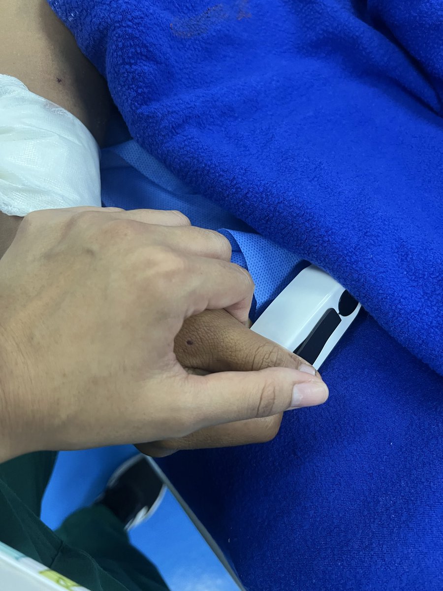 Camiimontoyap's tweet photo. Una vez más la vida me demuestra que todo es tan efímero. 
Cómo es posible que merendamos juntos y  mi mayor consejo fue “por favor ponte caso” el día sábado desperté y te tenían intubado en el hospital :( por suerte si cargabas casco 😩
Despierta pronto por favor :( https://t.co/5sJj2ZT1PU