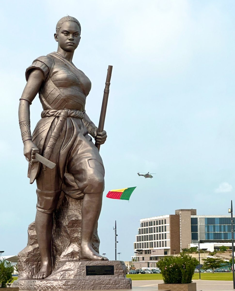 Lettre à Kemi Seba 

Le 7 décembre 2025, vous avez brandi la haine et le désordre. Vous avez flanché face au mur qui vous était opposé. Ce mur porte un nom, c’est la Nation Béninoise; cet ensemble de gens dont vous ignorez tout mais dont vous voudriez vous prévaloir. 

Ne nous