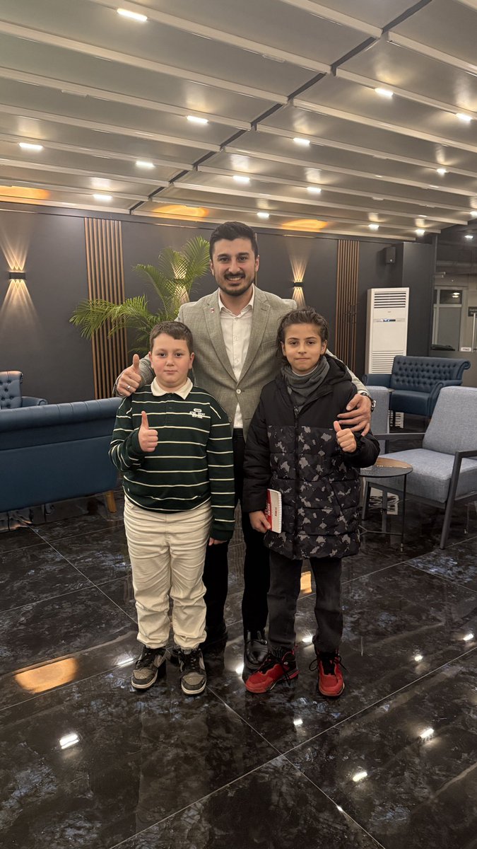 Bu adamların adı Mücahid ve Eyüp Ensar. Ordu programından bana kalan heyecan sebeplerim.. 

Mücahid, (sağımda) Ordu programımız boyunca bizimle beraber tüm çalışmalarımıza katıldı; esnafa benimle selam verdi, genel başkanımızın broşürünü dağıttı, basın mensuplarını bizimle