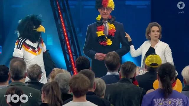 Man nehme ein Blatt Papier zur Hand und schreibe - während man dieses #Die100 Bild betrachtet - in seiner schönsten Handschrift: "Die Sendung "Klar" von <a href="/juliaruhs/">Julia Ruhs</a> musste wegen mangelnder journalistischer Qualität abgesetzt werden!" Wer lacht, verliert.

via <a href="/unbesorgt/">Roger Letsch</a>