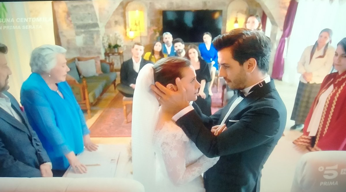 tmauretto's tweet photo. Nuh si sposa e poi entra in sala operatoria 👏😍
#Nuh #Sevilay #LaNotteNelCuore https://t.co/MxIlWGF0mP