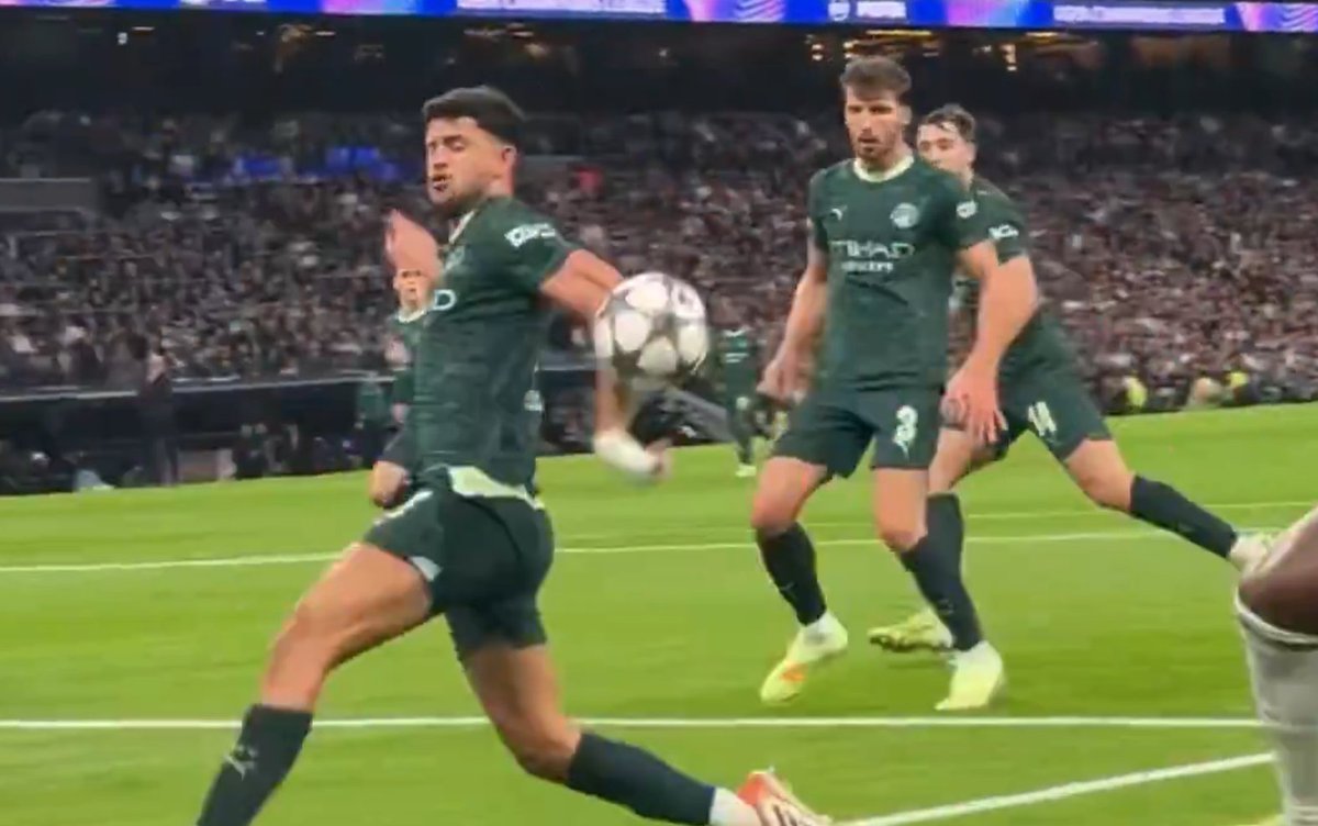 📌 Real Madrid - Manchester City maçında Clement Turpin, bu pozisyonda penaltı vermedi. VAR Jerome Brisard da uyarmadı. Aynı Galatasaray-Samsunspor maçında olduğu gibi.

Turpin kim diyen olursa da 2016 Fransa Kupası finali, 2021 Avrupa Ligi Finali ve 2022 Şampiyonlar Ligi