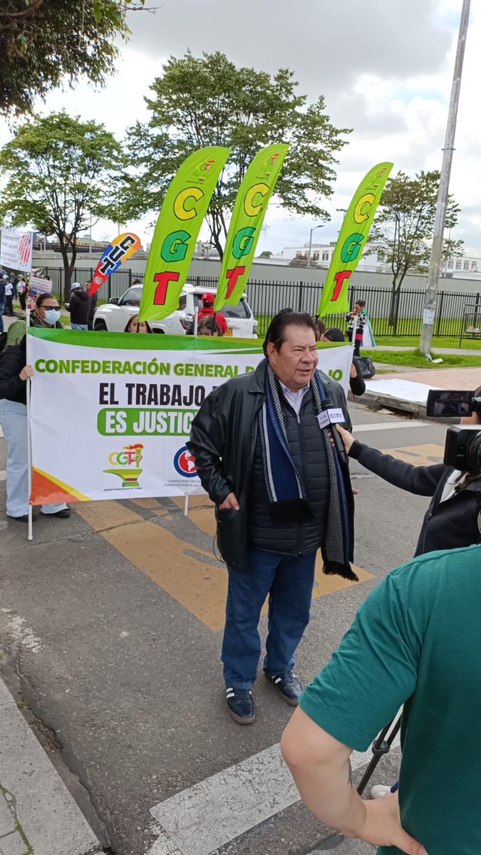 #DefensaDeLaSoberanía

Iniciamos la movilización en defensa de la soberanía colombiana. Este es un país libre y soberano. Rechazamos las amenazas del presidente de los EE. UU.
¡Colombia se respeta!