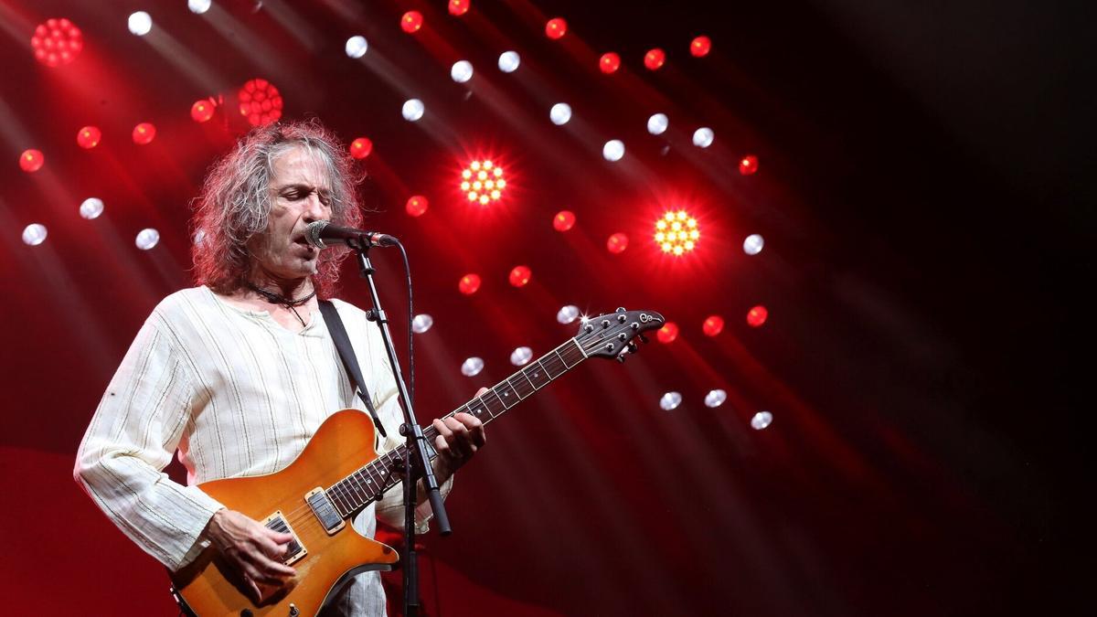 Una mañana cualquiera suena la alarma del móvil, la apagas mecánicamente y medio dormido todavía descubres un montón de mensajes que aseguran que ha muerto tu cantante favorito.

(Hilo).