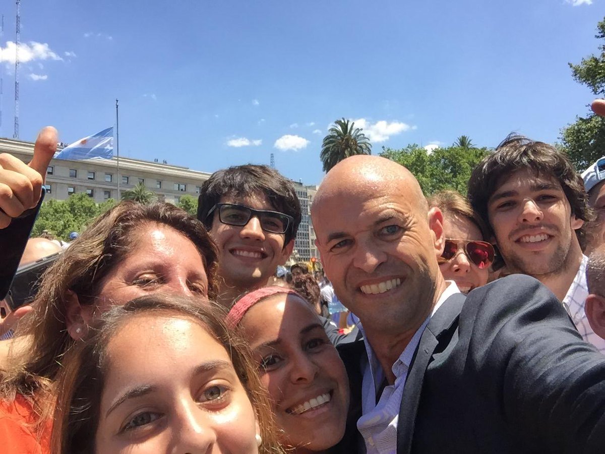 Hoy se cumplen diez años desde que crucé las puertas del Congreso y asumí como ministro de Transporte de la Nación. Jamás en mi vida laboral había sentido semejante responsabilidad sobre los hombros. Y, aun así, lo que recuerdo con más fuerza de aquel día no es el peso: es la