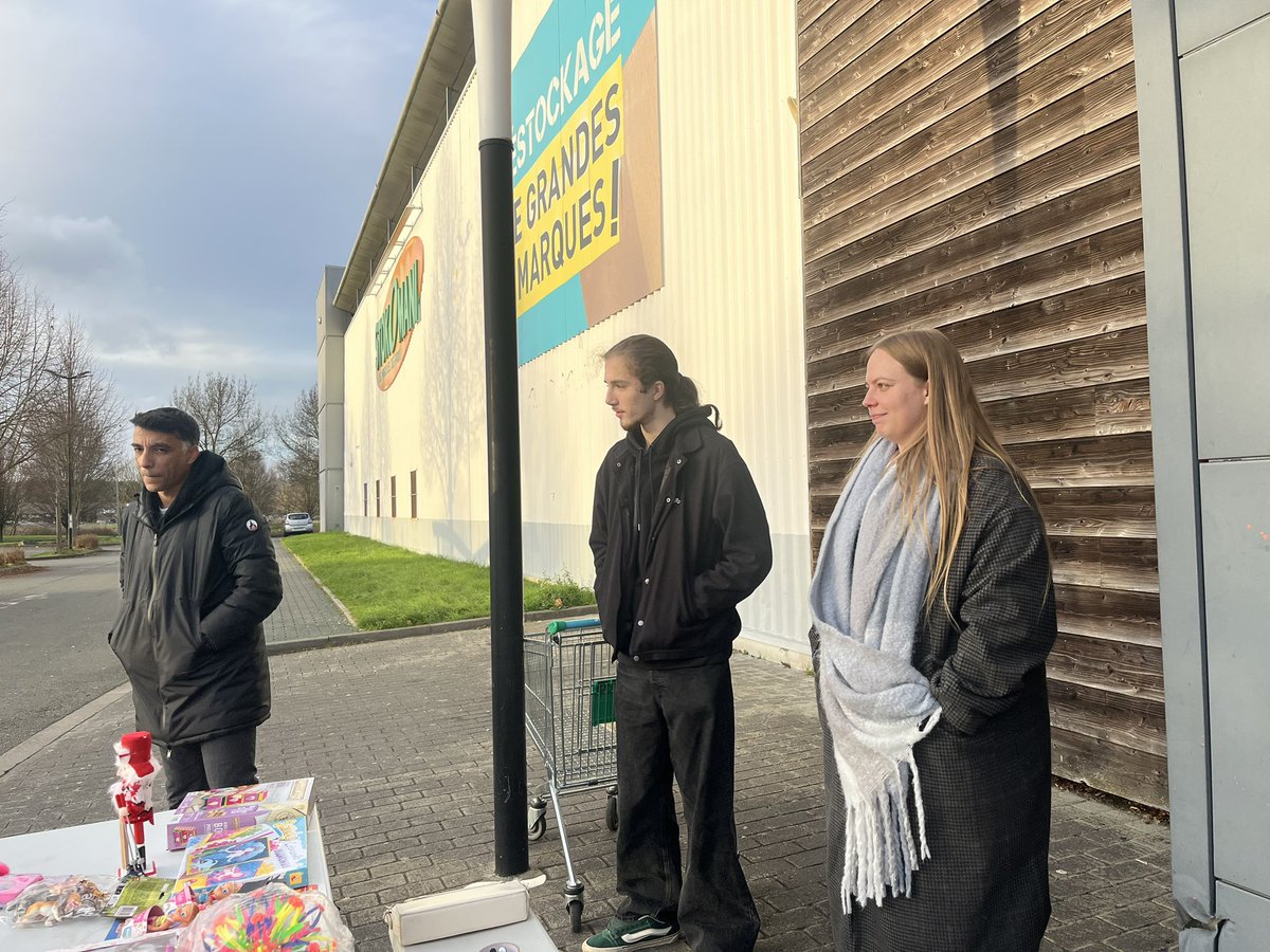 « Merci pour ce que vous faites ! »

Très bon accueil cette après-midi lors de notre collecte de Noël à Hénin-beaumont.