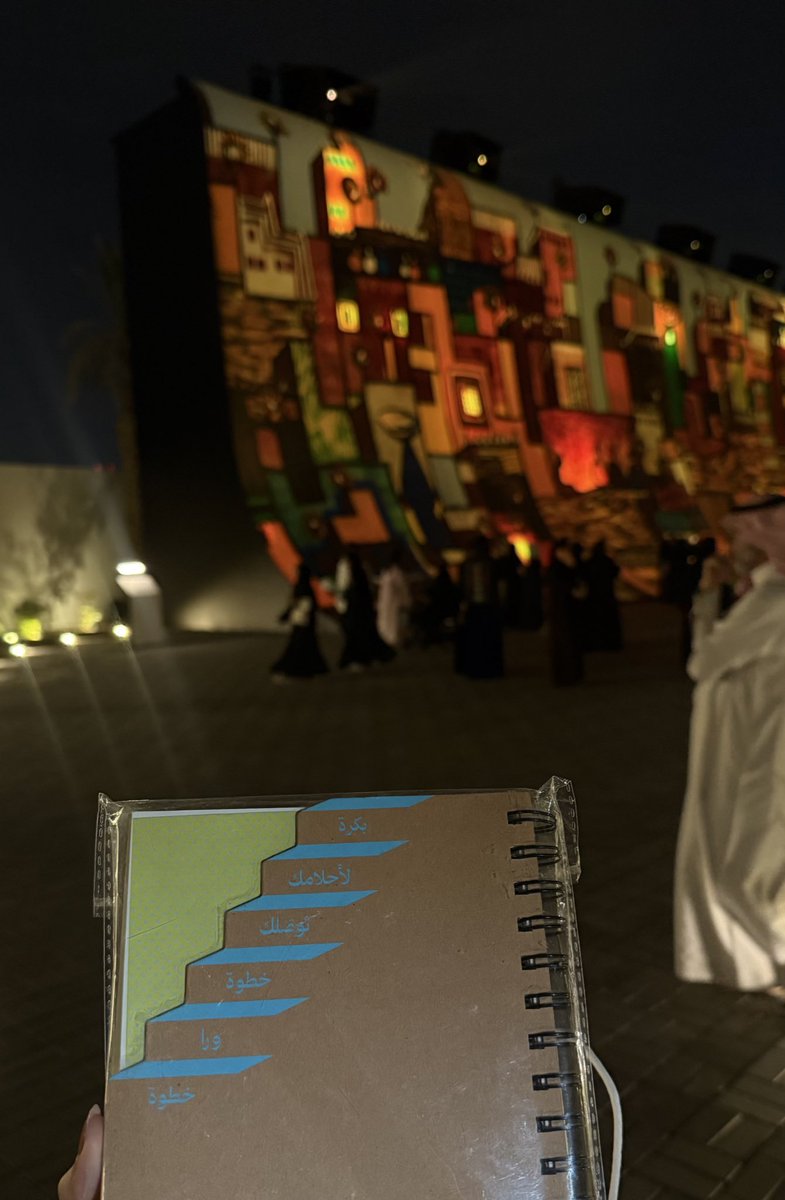 -10 ديــسمبـر  
#أسبوع_مسك_للفنون2025 
يوم ما يُنسى مع صديقة الفن <a href="/mtsadoon/">مياده</a> 🤍