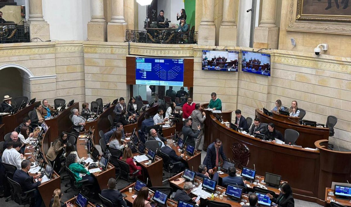 Hoy celebramos la aprobación en Plenaria de Senado del proyecto que garantiza la mesada 14 para nuestros docentes. Un paso histórico hacia la dignidad y el reconocimiento que merecen quienes han dedicado su vida a educar a Colombia.con