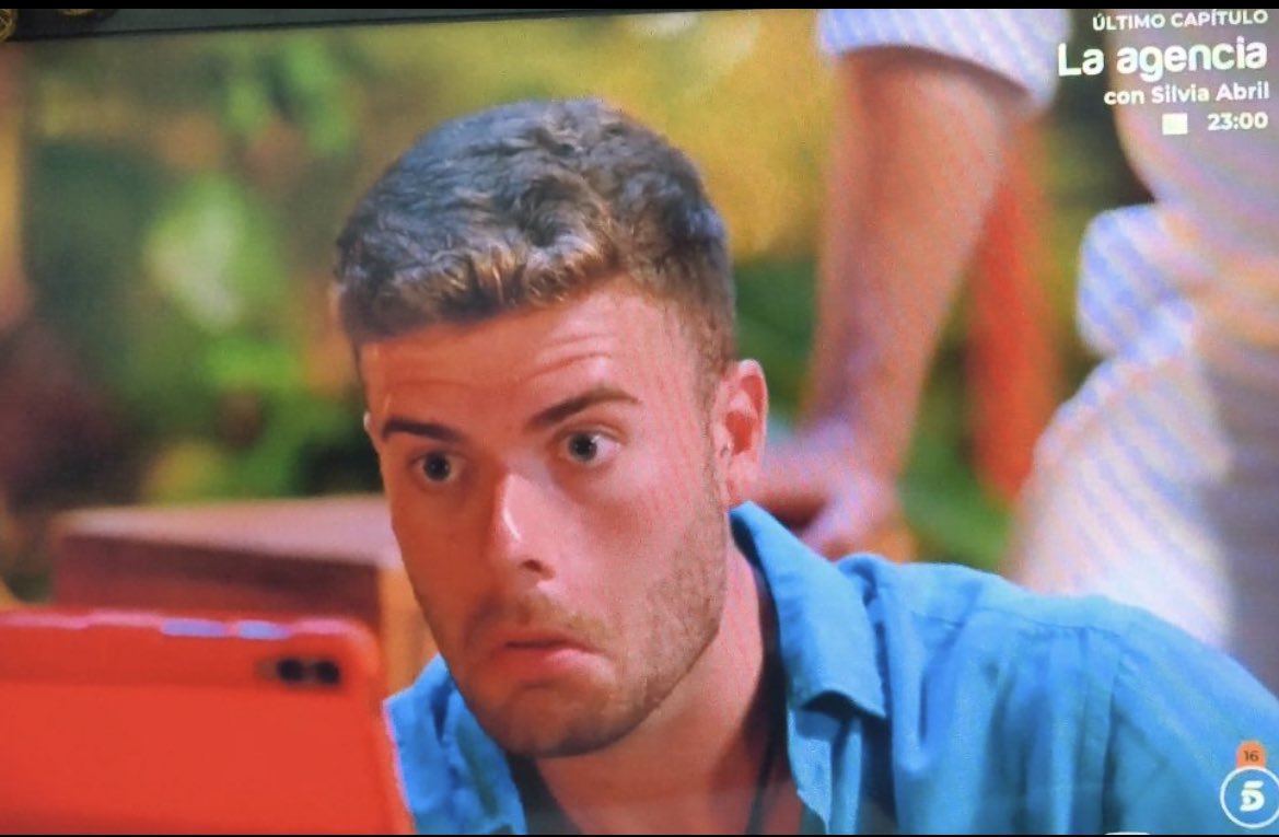 leiva13_'s tweet photo. esta es la cara de alguien que pensaba que tenía a su novia comiendo de su mano y ve que ella se está dando cuenta de que hay vida después de él #LaIslaDeLasTentaciones18 https://t.co/XV82QUOxae