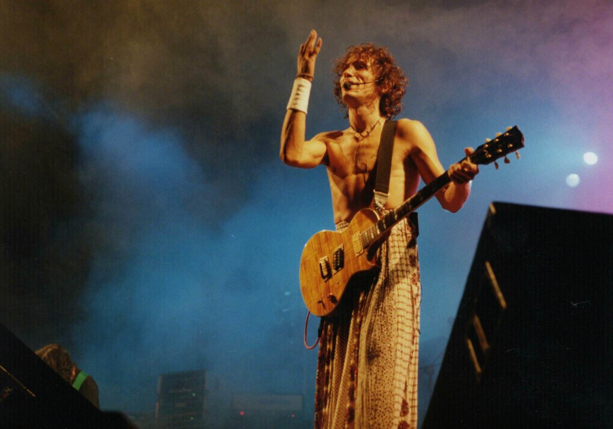 Llevo 22 años, más de media vida, escuchando sus canciones incesantemente. En este tiempo he sentido a menudo cómo un verso poco ponderado de pronto adquiría profundidad o modificaba su significado en la enésima escucha —era el mismo verso, claro, el que había cambiado era yo—.