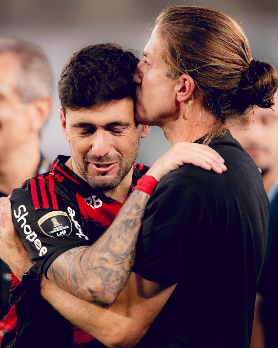 Filipe Luís RASGOU elogios a Arrascaeta:

“Arrascaeta sempre foi um cara ambicioso. Esse ano a equipe toda seguiu a ambição dele. Talvez ele seja o jogador mais ambicioso que eu tenha no elenco. Eu só tenho a sorte de ter vivido a melhor temporada dele.”

Foto: Adriano Fontes e