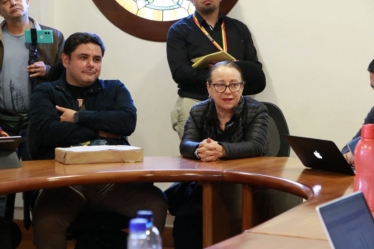 anateresabernal's tweet image. Acompañamos en el Concejo de Bogotá la reunión con la Secretaria de @Educacionbogota , docentes y concejales para revisar las implicaciones de la Circular 008, una medida que rompe procesos de acompañamiento esenciales para niños, niñas y adolescentes, especialmente aquellos con…